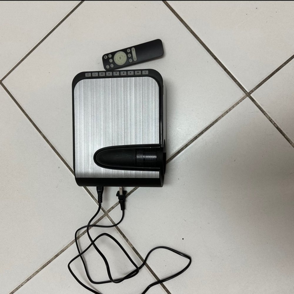 4600 Lumen Mini Projector - Picture 4 of 8
